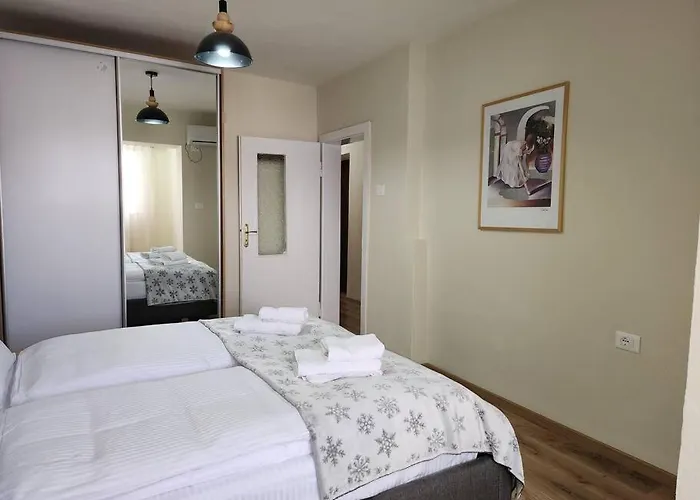 Ben's Apartment-city Center דירה טיראנה